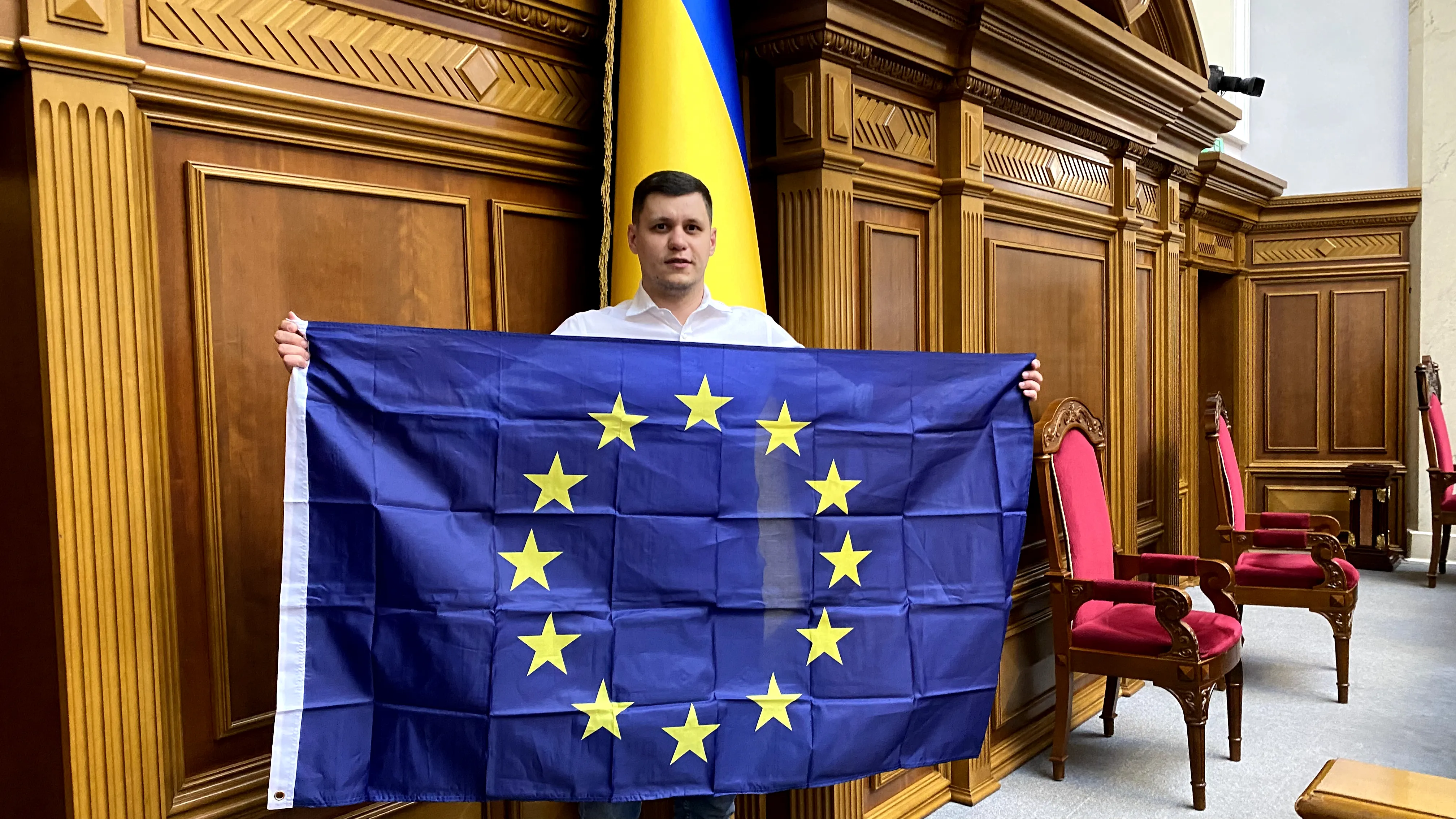 Грищук тримає флаг Євросоюза в ВРУ